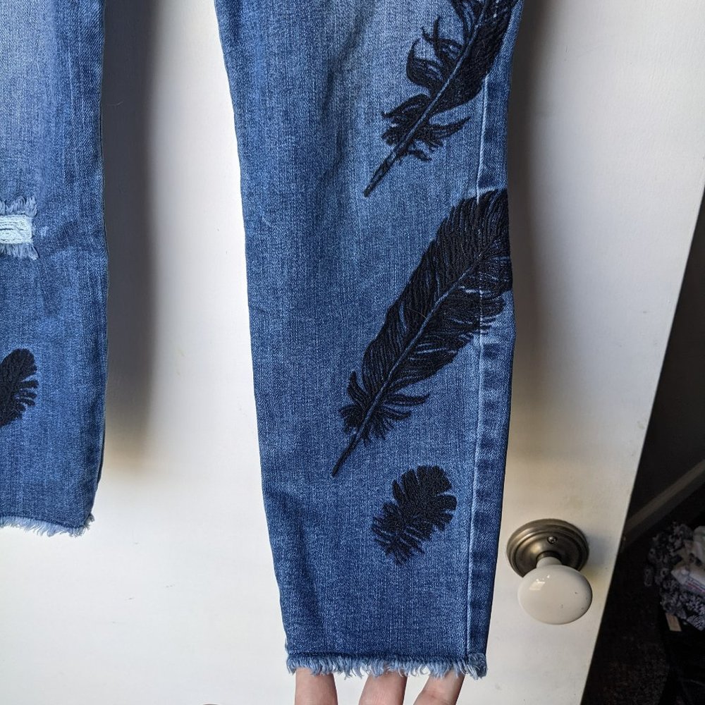 a.n.a Skinny Jeans Crop Fringe Distressed Feather Embroidered Size 2 - Picture 3 of 13